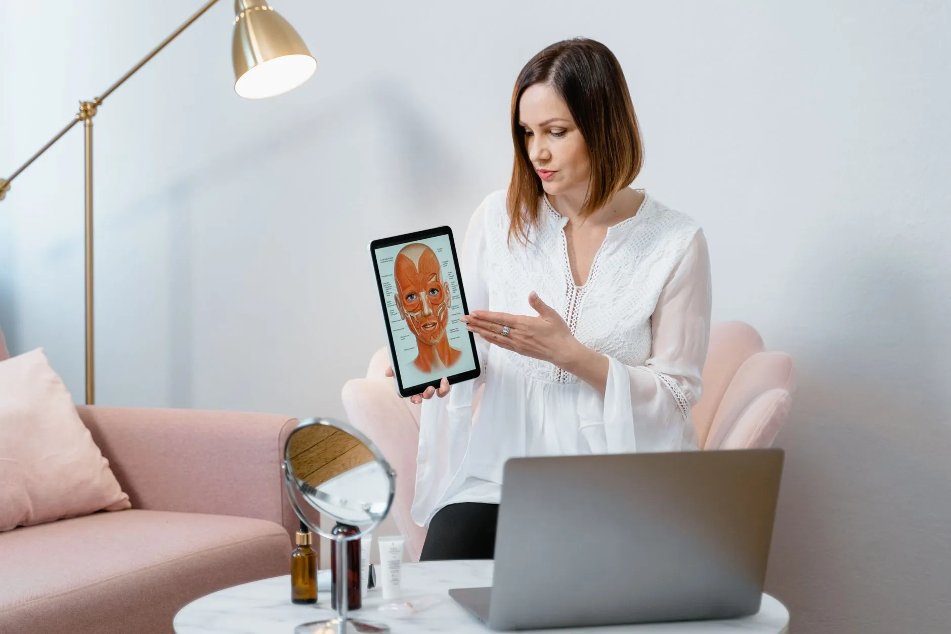 Ärztin arbeitet mit dem Tablet im Behandlungszimmer